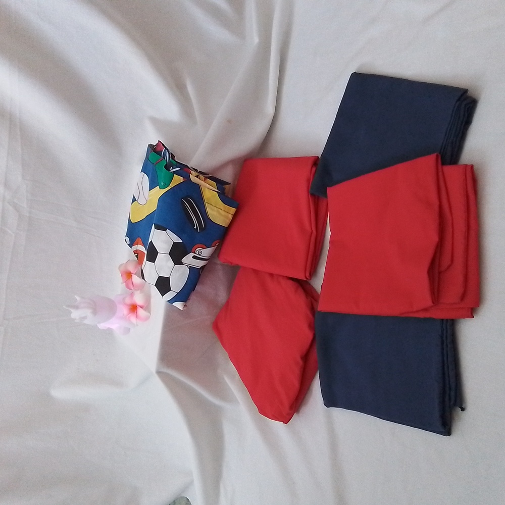 Red and Blue Twin Sheet Set with Bonus Coordinating Window Topper